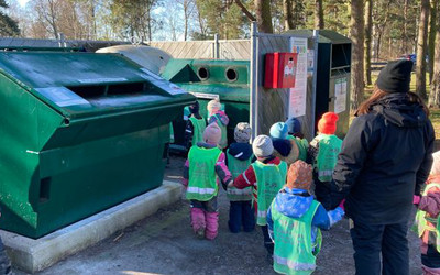 Förskolebarn på återvinningscentral