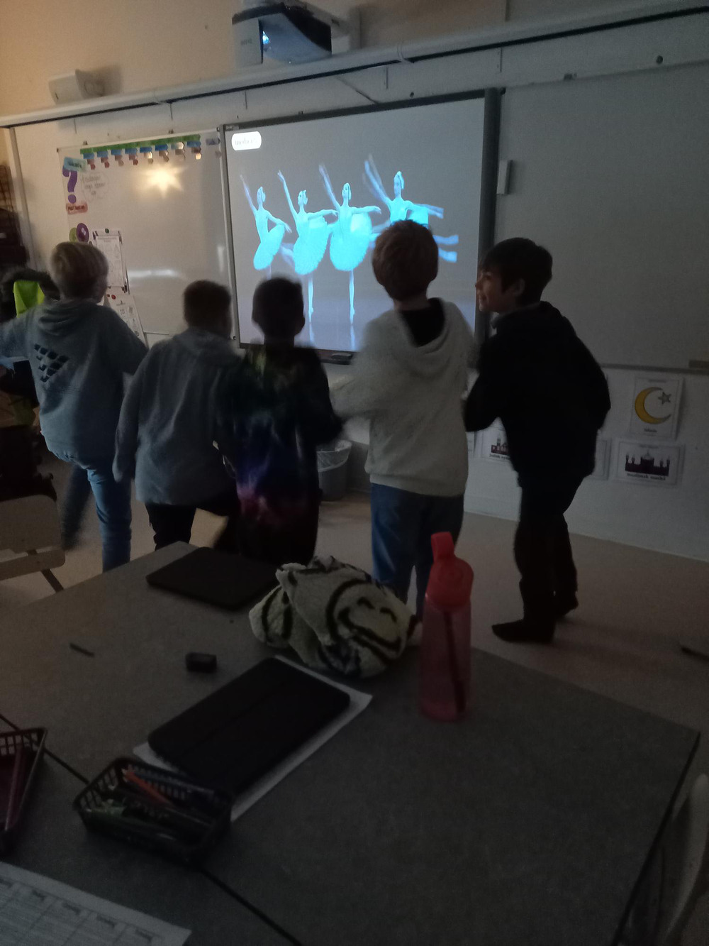 elever tittar på svansjön i klassrum