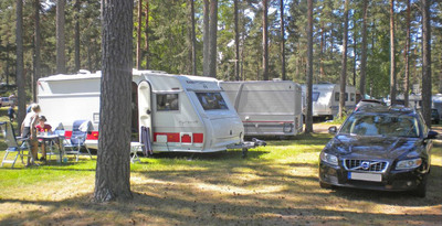 Husvagn och bil på camping
