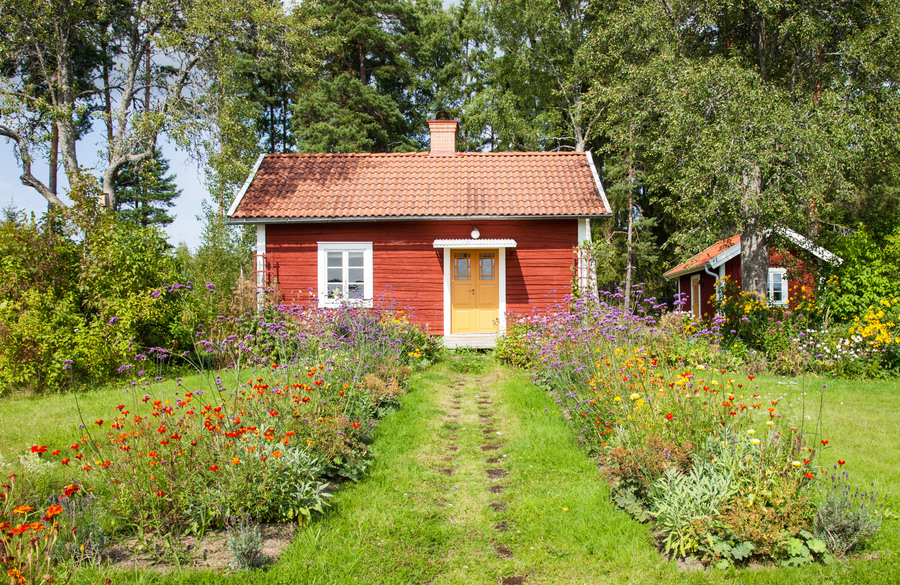 5922199-beautiful-summer-house-in-sweden.jpg