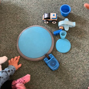 Barnen tränar att sortera utifrån färgen blå.