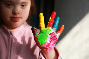 Barn med fingerfärg