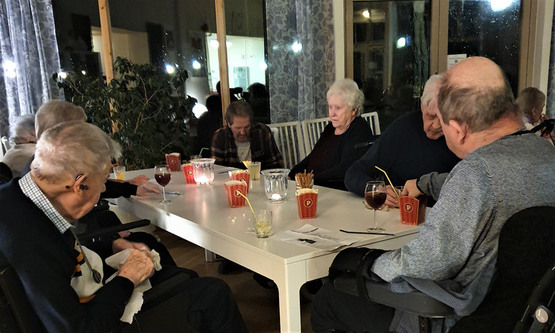 Personer kring ett bord med drinkar