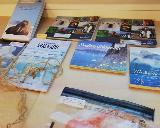 Böcker om Svalbard ligger på ett bord
