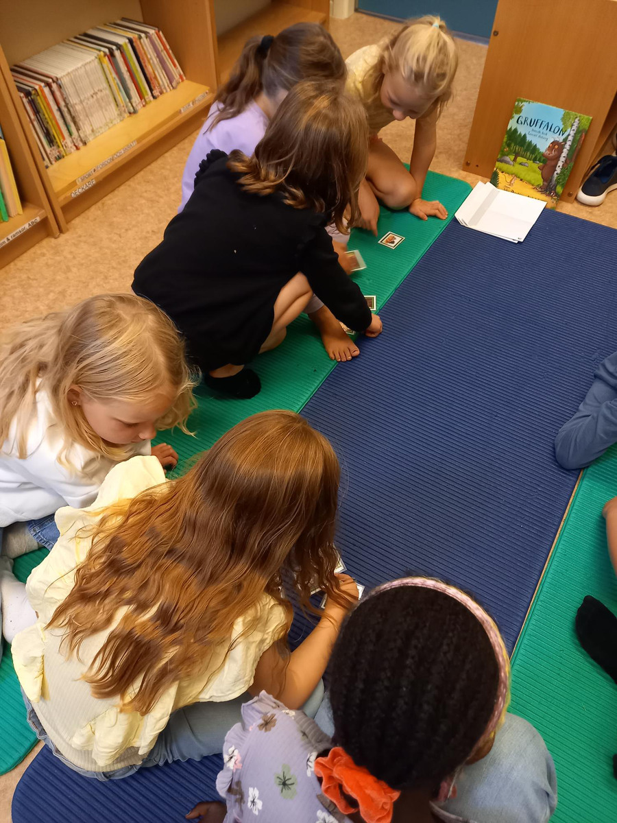 barn på golvet i skolbiblioteket