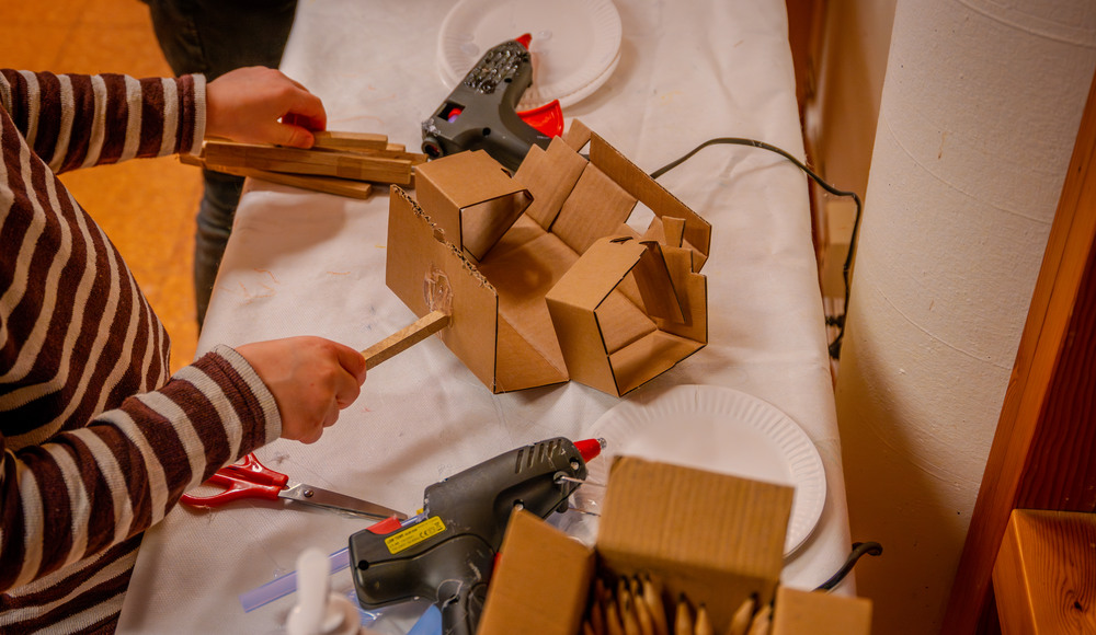 Ett barn bygger en modell av kartong