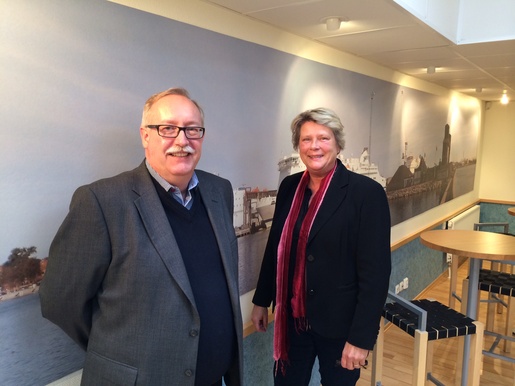 Hamnens verkställande direktör Björn Boström med riksdagsledamoten Gunilla Nordgren på hamnkontoret i Ystad.